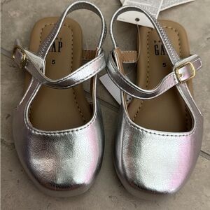 Gap Silver sling back sandals for toddler (5c)